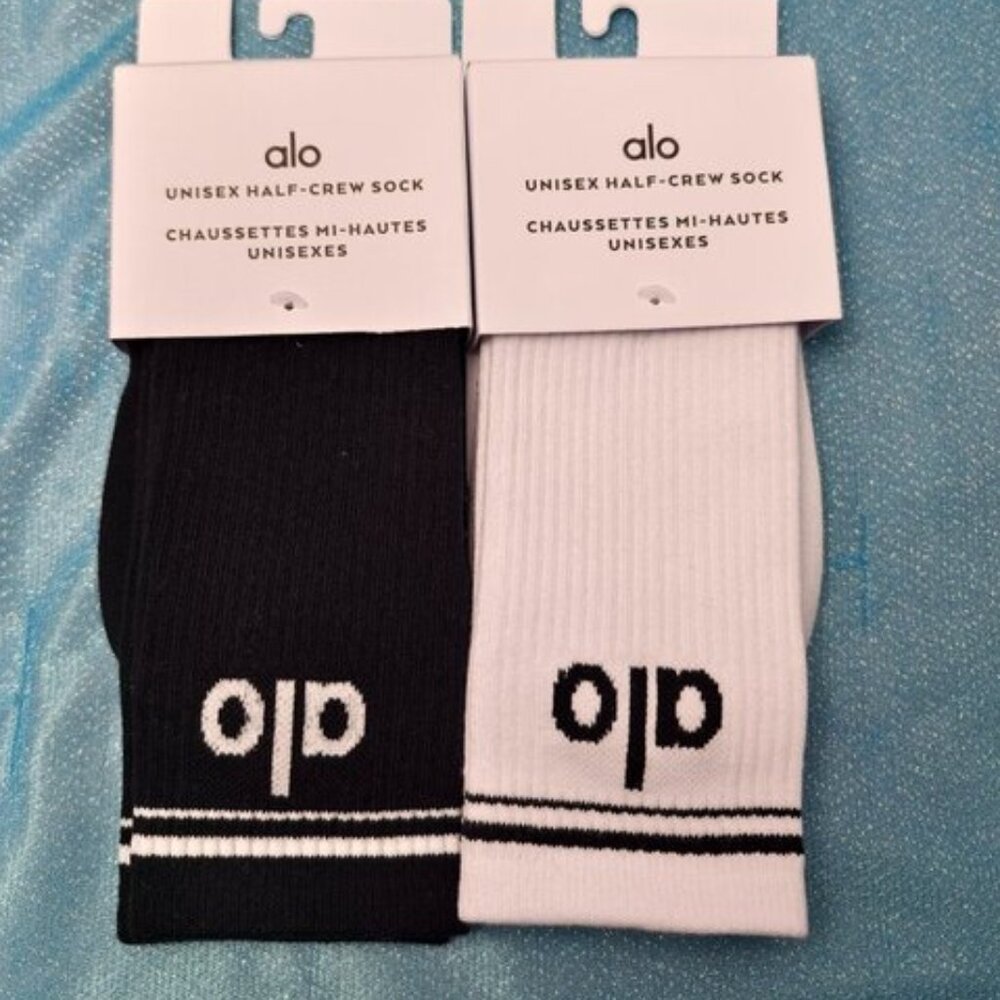 🎁Alo Yoga Socks 2 Pairs white and black